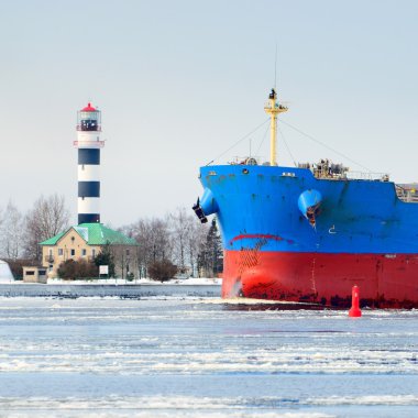 Kargo gemisi arka deniz feneri ile girerek bağlantı noktası