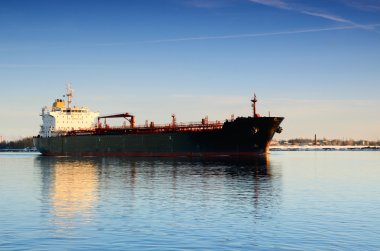 Kargo gemisi bırakarak bağlantı noktası