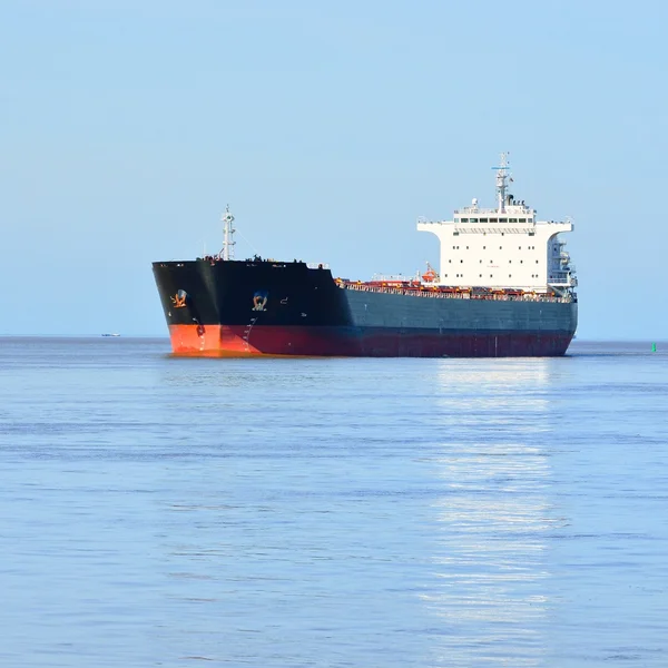 Vrachtschip varen in stilstaand water — Stockfoto