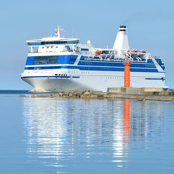 Gemi durgun suda yelken açıyor.