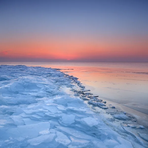 Coucher de soleil coloré au bord de la mer Baltique enneigée — Photo