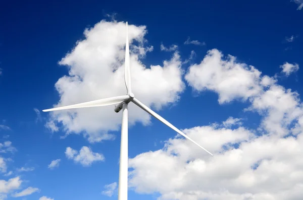 Turbina eólica contra el cielo azul —  Fotos de Stock