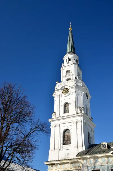 Stary zabytkowy kościół, w budynku położonym w Rydze, Łotwa — Zdjęcie stockowe