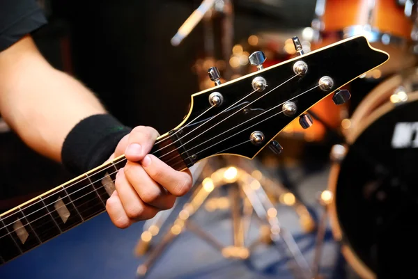 Mannen spelen gitaar op het concert — Stockfoto