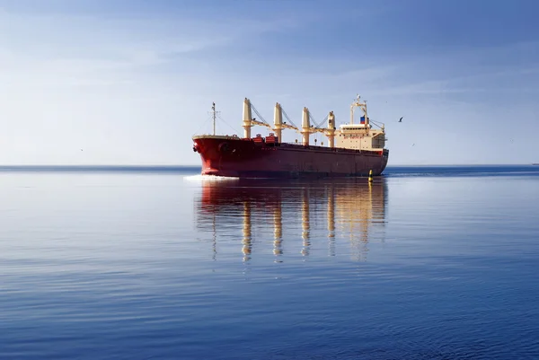 Cargo ship sailing in still water — Stock Photo, Image