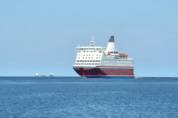 Crucero barco de transbordador navegando en aguas tranquilas —  Fotos de Stock