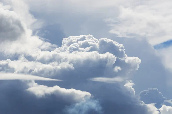 Cloudscape klasyczne. błękitne niebo chmury ozdobnych — Zdjęcie stockowe