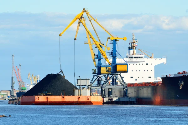 Carga do navio de carga no terminal de carga de carvão — Fotografia de Stock