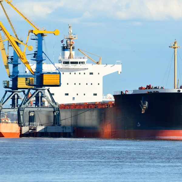 Vrachtschip laden in kolen vracht terminal — Stockfoto