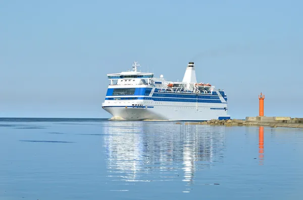 Crucero barco de transbordador navegando en aguas tranquilas —  Fotos de Stock