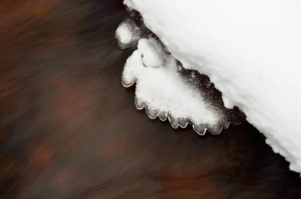 Ледяные образования в зимнем потоке — стоковое фото