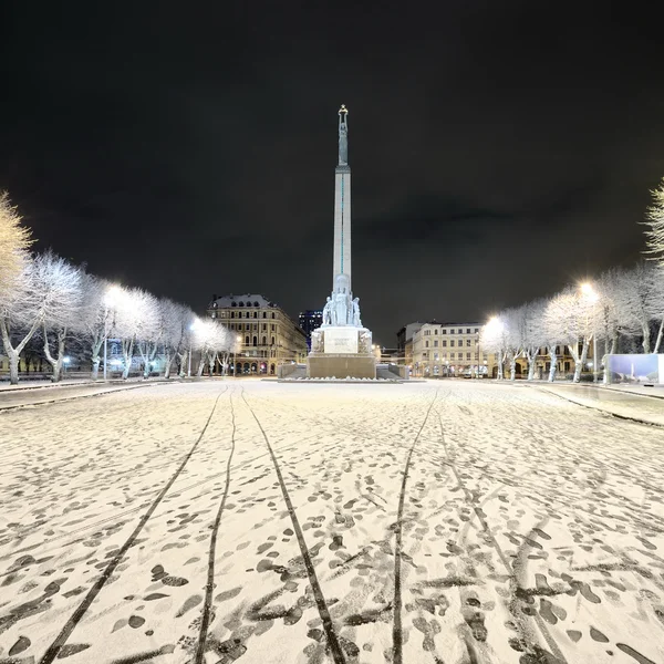 Verschneite Winternacht im Rigaer Park und in Milda - Denkmal der Freiheit — Stockfoto
