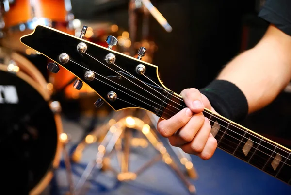 Férfi játszik elektromos gitár a koncerten — Stock Fotó