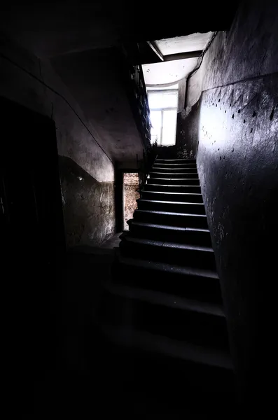 Escadaria velha em luz dramática — Fotografia de Stock