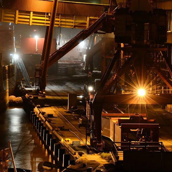 Industrielle Nachtszene im Frachthafen — Stockfoto