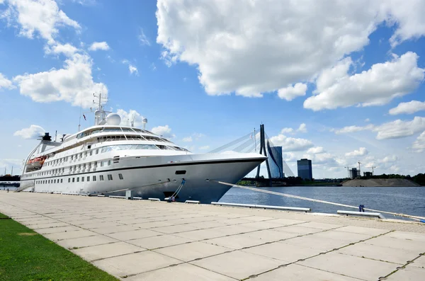 Riga, Letonya 'da yolcu gemisi — Stok fotoğraf