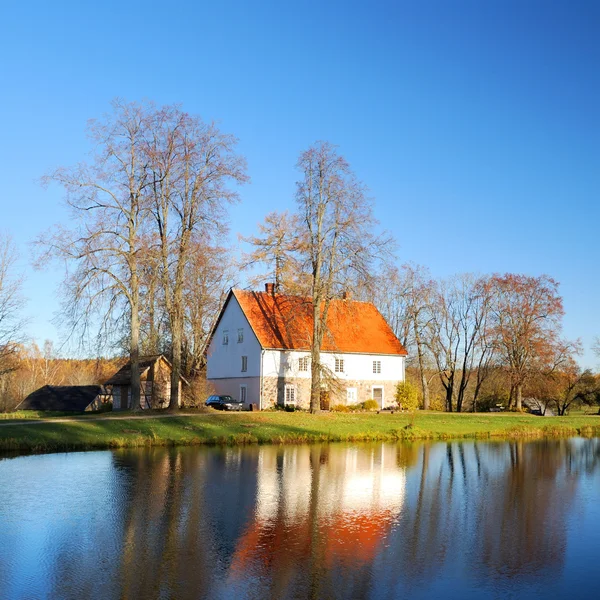 Sonbahar göl bankada evinde. Sigulda, Letonya — Stok fotoğraf