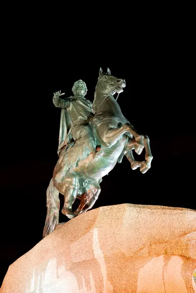 Statua di Pietro Magno a San Pietroburgo di notte — Foto Stock