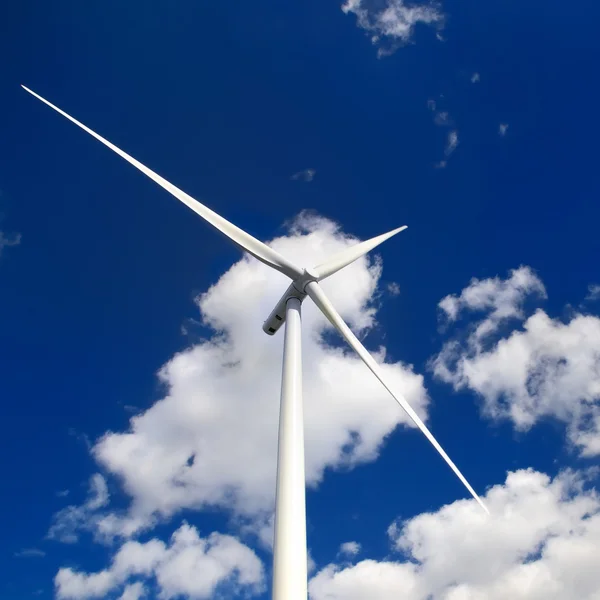 Větrná turbína proti modré obloze — Stock fotografie