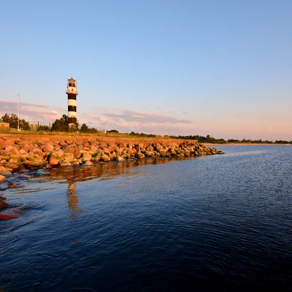 Orilla del mar Báltico con faro al atardecer. Riga, Letonia —  Fotos de Stock