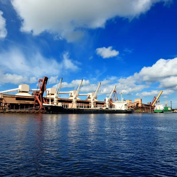 Vrachtschip laden in de haven. Ventspils terminal — Stockfoto