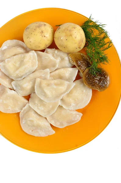 Картофельные и грибные пельмени на блюде — стоковое фото