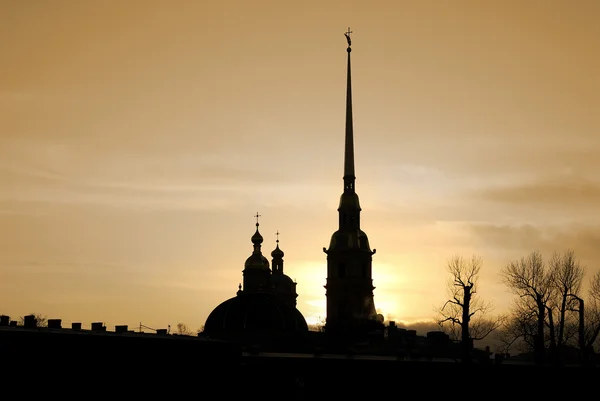 Petropavlovsk fästning i Sankt petersburg i solnedgången — Stockfoto