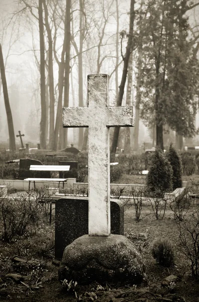 Croce nella nebbia al cimitero — Foto Stock