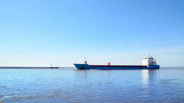 静かな水の中を航海する貨物船 — ストック写真