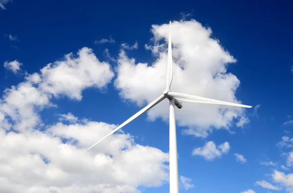 Windkraftanlage gegen blauen Himmel — Stockfoto