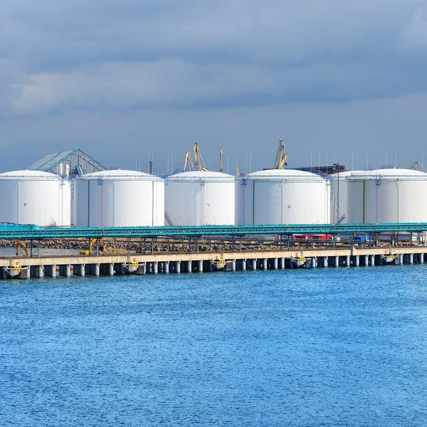Grote olie brandstoftanks in de haven van ventspils — Stockfoto