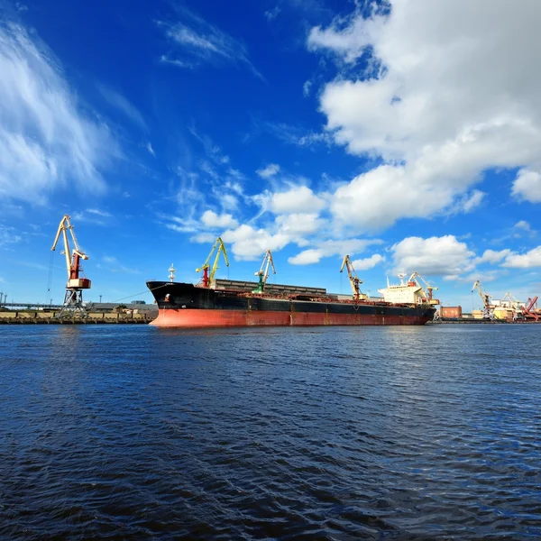 Vrachtschip laden in de haven. Ventspils terminal — Stockfoto