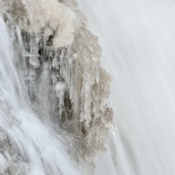 Cachoeira no inverno com belos icicles — Fotografia de Stock