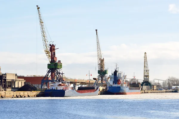 Carico delle navi da carico in porto — Foto Stock