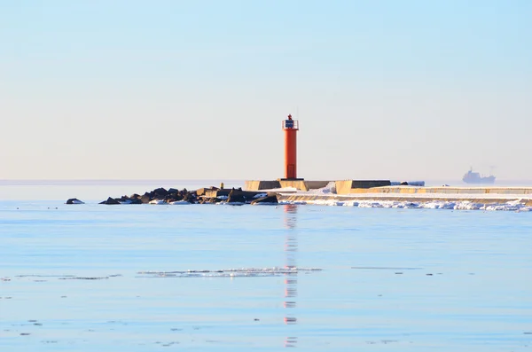 Phare rouge dans la journée d'hiver lumineux — Photo