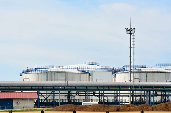 Grands réservoirs de carburant dans le port — Photo