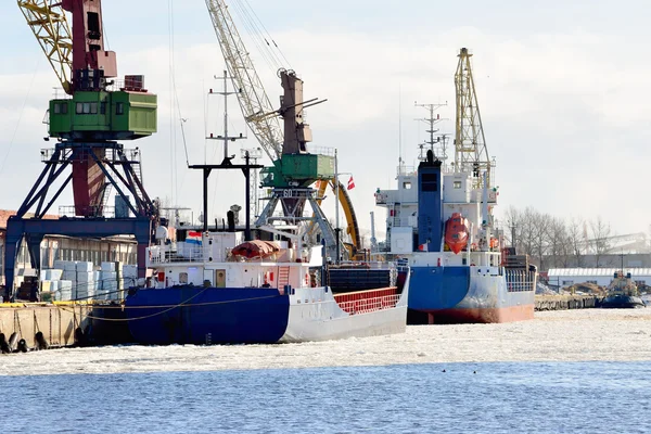 Frachtschiffe beladen im Hafen — Stockfoto