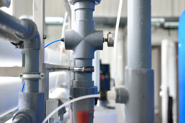 Gasoducto de agua industrial en una sala de calderas — Foto de Stock