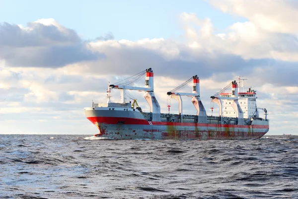 Vrachtschip zeilen in stormachtige weer in de buurt van haven van riga — Stockfoto