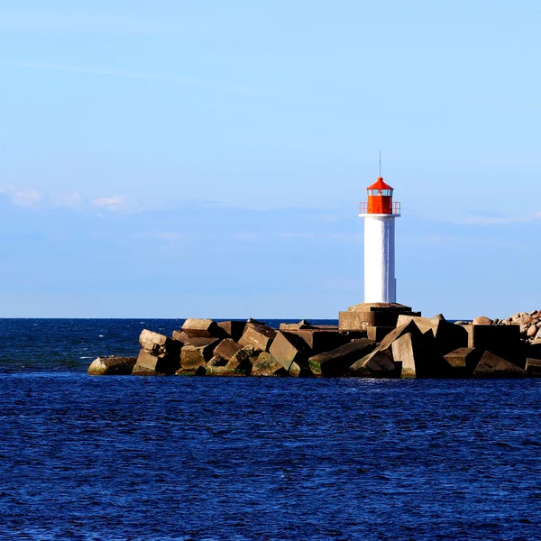 Leuchtturm an der Hafeneinfahrt. ventspils, Lettland — Stockfoto