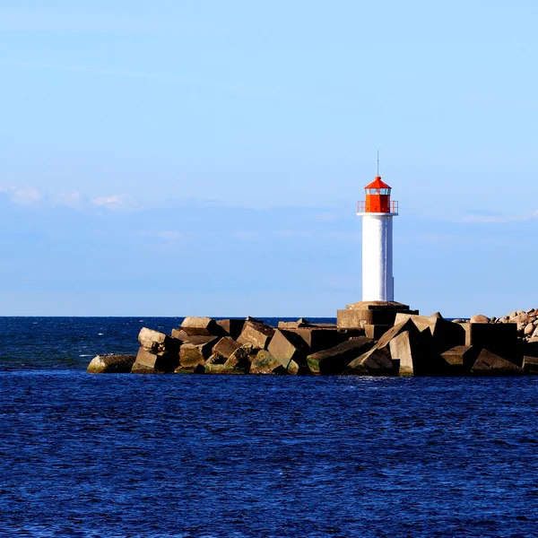 Deniz feneri liman girişinde. Ventspils, Letonya
