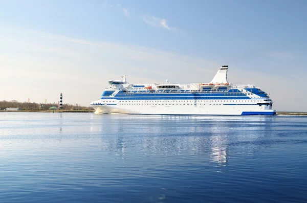 Cruise ferry ship sailing in still water — Stock Photo, Image