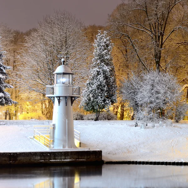 Neve em árvores no parque e farol de Riga — Fotografia de Stock