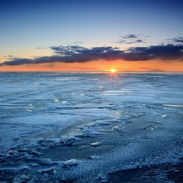 Colorful sunset at the snowy Baltic sea shore — Stock Photo, Image