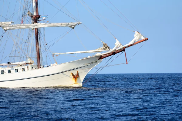 푸른 바다에 하얀 돛 오래 된 역사적인 키 배의 클로즈업 — 스톡 사진