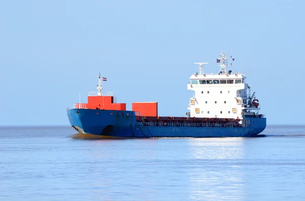 Navio de carga navegando em água parada — Fotografia de Stock