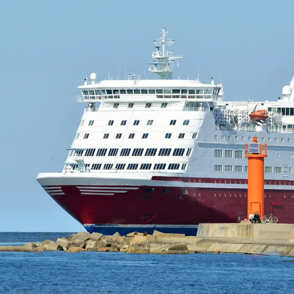 Bateau de croisière naviguant en eau calme — Photo