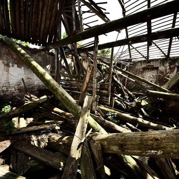 Vecchio capannone demolito in campagna — Foto Stock