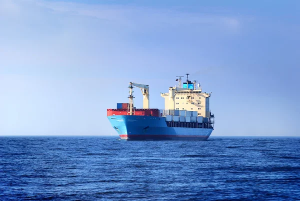 Frachtcontainerschiff segelt — Stockfoto