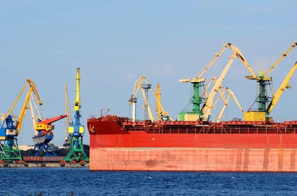 Terminal de carga de Riga, Larvia. Grúas cargando barco con carbón — Foto de Stock